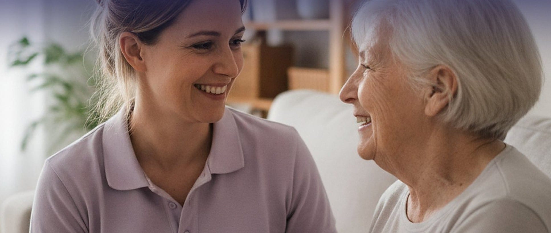 Personne âgée souriante accompagnée à domicile